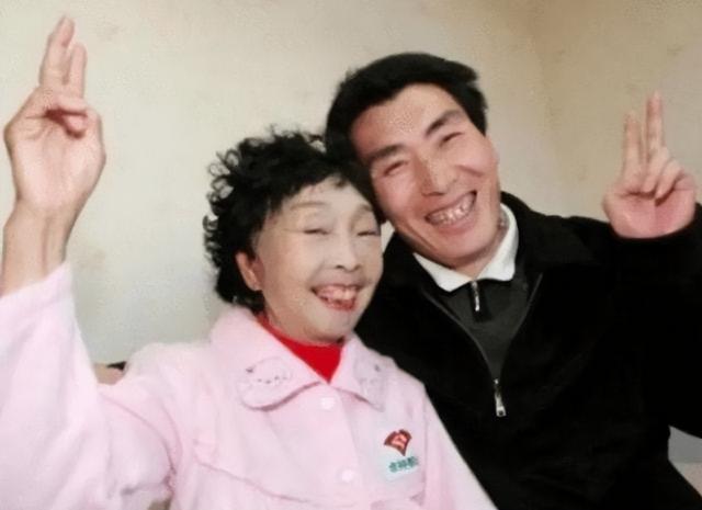 85岁马玉琴迎接70多岁婆婆，牵手逛街场面和谐，网友：丢人现眼