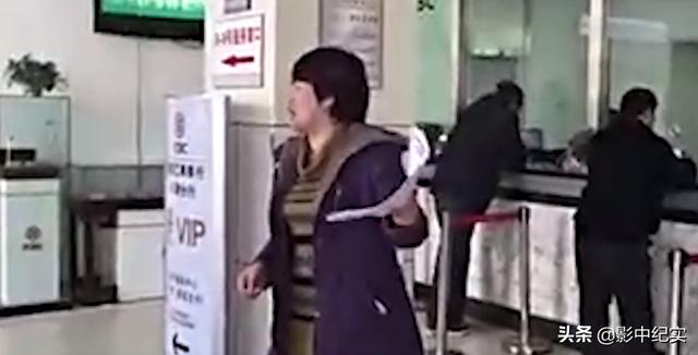女子存银行205万，08年取钱时发现卡里只剩100元，银行：我们不管