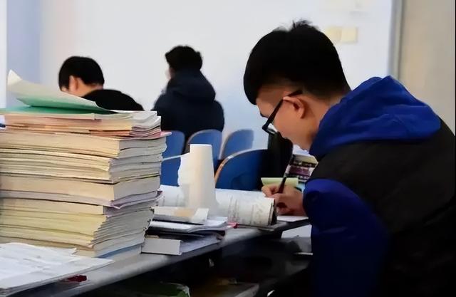“考研”和“考公”同时上岸，应该怎么选择？过来人告诉你答案