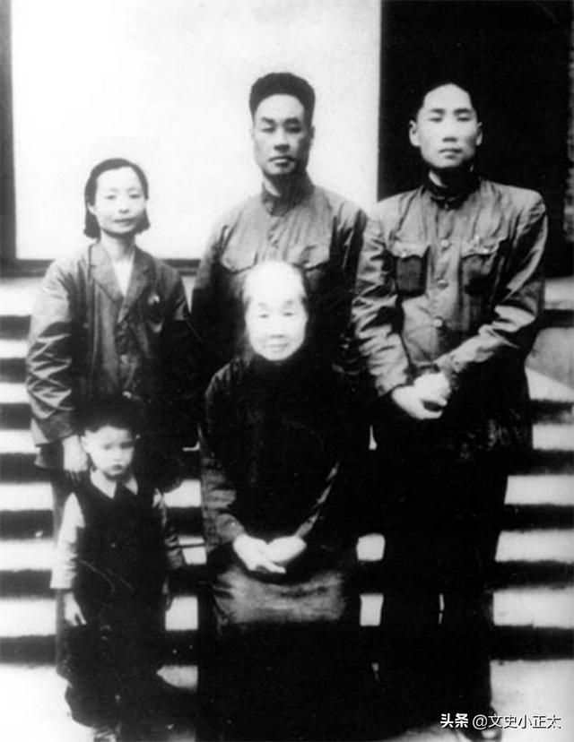 李讷排队瞻仰毛主席，工作人员一眼认出，李讷：我只是来看看爸爸