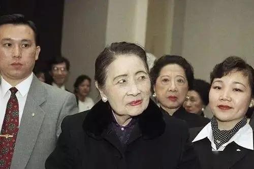 75年蒋介石去世后，宋美龄晚年为什么要去美国？又是靠什么生活？