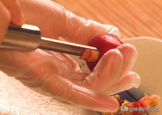 分享一款冰糖山楂，撒上干桂花，甜香又营养，家中孩子特爱吃