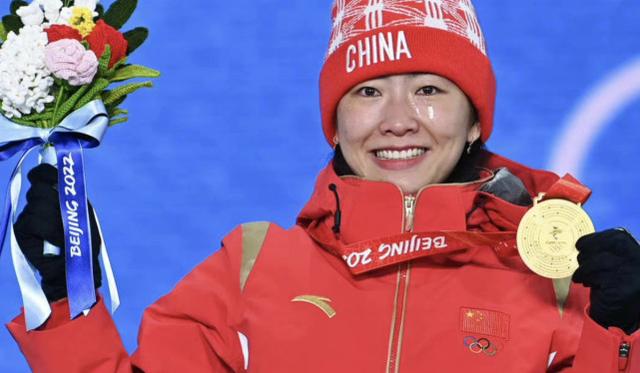 奥运冠军徐梦桃被求婚成功！男友单膝下跪献大钻戒，女方激动落泪