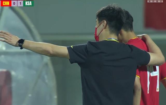 中国男足赢得尊重，李霄鹏换人收奇效！颜骏凌进步，于大宝该批