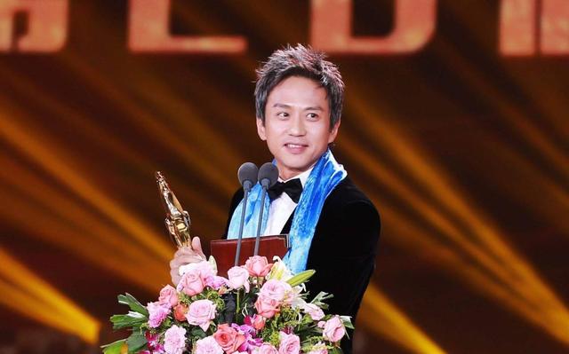 邓超：把丈母娘当成亲妈孝顺，街头混子改邪归正，登上人生巅峰