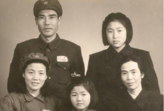 1949年，陈毅邀方志纯吃饭，方志纯直言：贺子珍贺怡两姐妹想见你