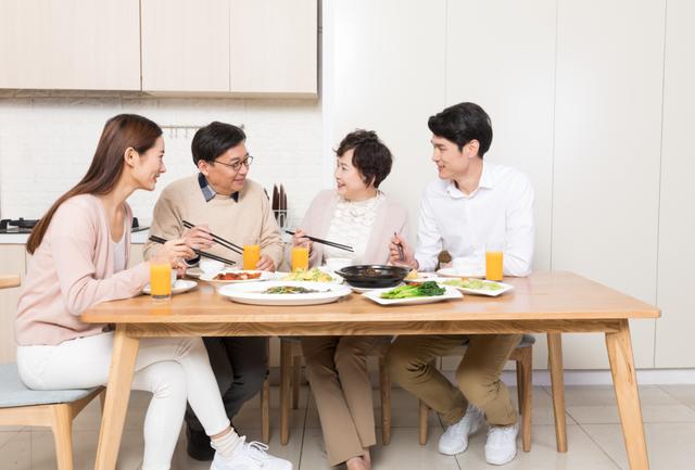 吃饭后，到底是散步好，还是躺着好？