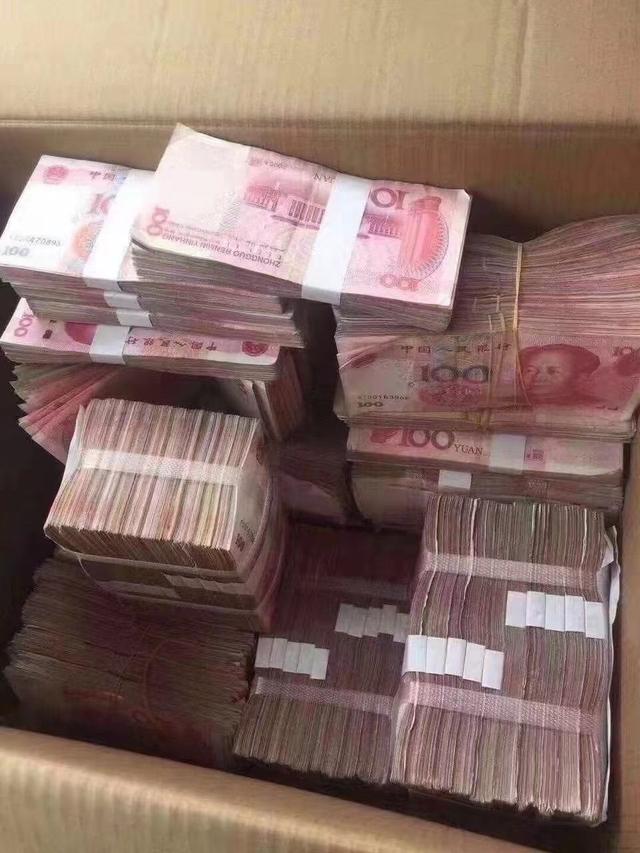 一家人去银行存钱，两千块钱不翼而飞，女子：像变戏法一样