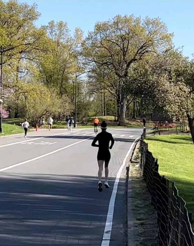 谷爱凌秀纽约精致生活！戴五件珠宝豪宅华丽，露蚂蚁腰在公园晨跑