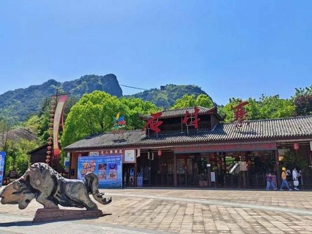 湖南值得去的景區，由怪石奇峰、石洞組成，丹霞地貌多樣景觀豐富