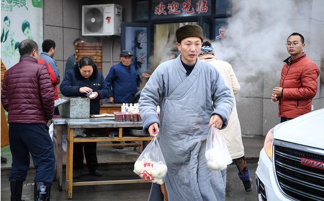 释永信为何被质疑？把他和道禄法师放在一起看，答案就出来了