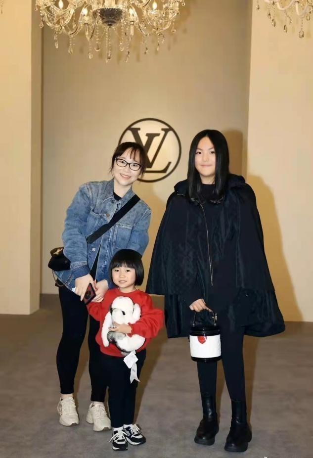 王诗龄气质大变！才12岁就变成熟，穿炫富造型意外比李湘更顺眼
