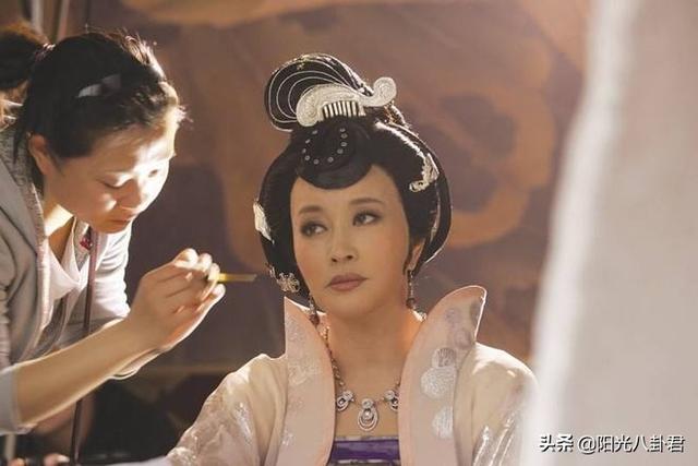 69岁刘晓庆做核酸检测狂卖萌，化浓妆开十级美颜，面容僵硬好吓人