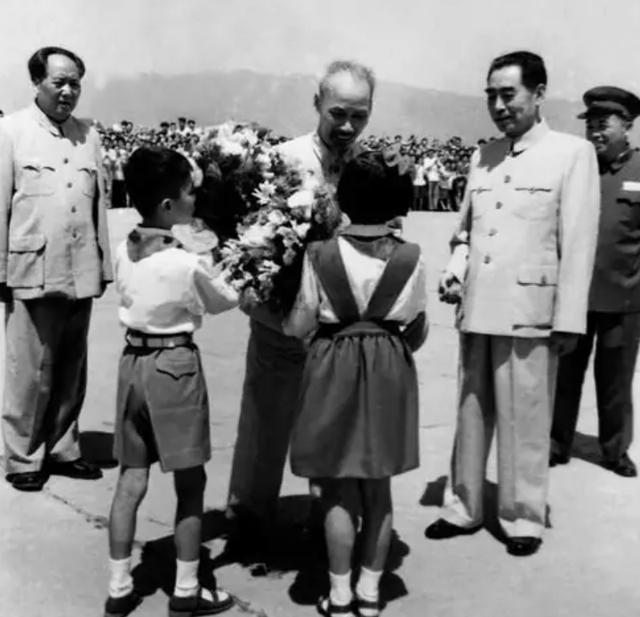 1951年陈赓从朝鲜回国，受邀参加舞会，过程中突然大喊“救命啊”