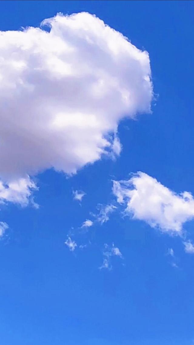 蓝色天空白云飘飘