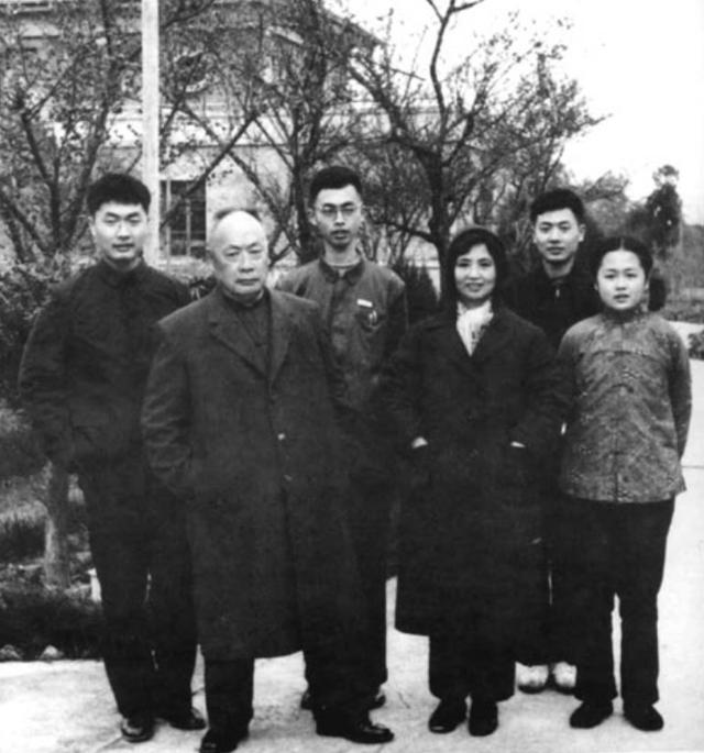 1972年陈毅逝世，毛主席现身追悼会，一举动让张茜泪奔：怎么敢当