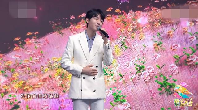 五四晚会：千玺成熟了，关晓彤妆容撞型鞠婧祎，赵丽颖变化好大