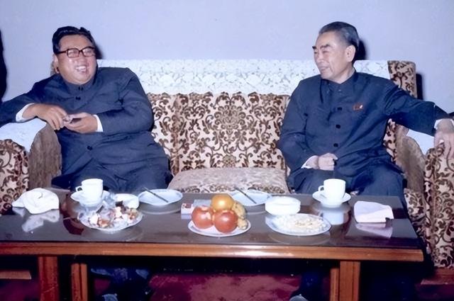 1958年周恩来访问朝鲜，一位朝鲜大妈远道而来，送给总理几副银器