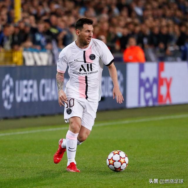 6-1！足坛神奇一幕：巴黎3巨星同场戴帽，梅西3送助攻+头球被吹