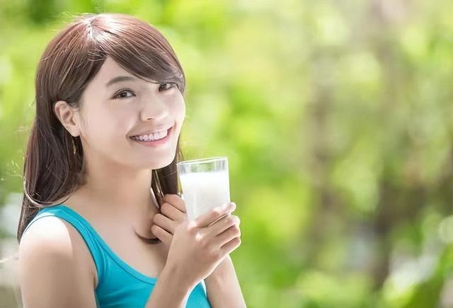 30岁女子每天喝牛奶，为啥会患有骨质疏松？建议平时做好3件小事
