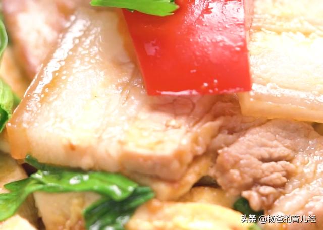 五花肉这样吃太美味，搭配芹菜和豆腐，营养又解馋，孩子特爱吃
