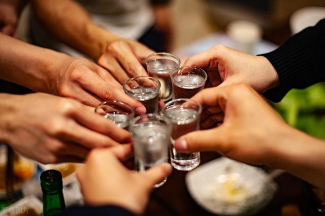 糖尿病喝酒会升血糖？医生：不一定！糖友饮酒要注意5点