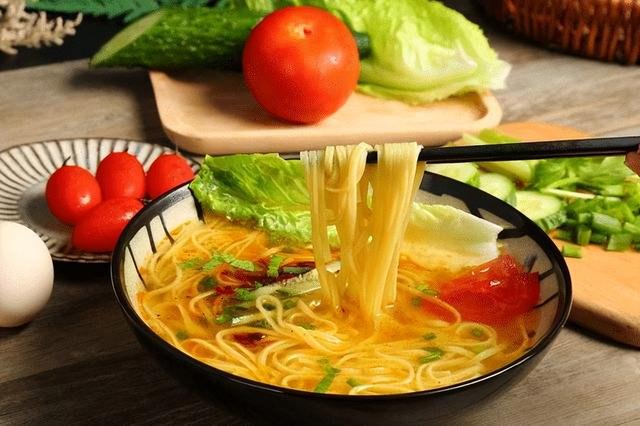 肝硬化的人或因面条吃多了？提醒：若想养肝，2种食物最好少吃
