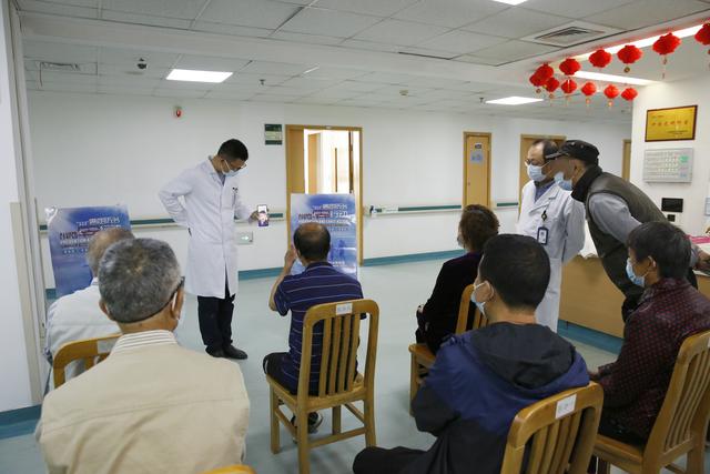 语文老师直播分享抗癌经验鼓励病友积极面对早早行动