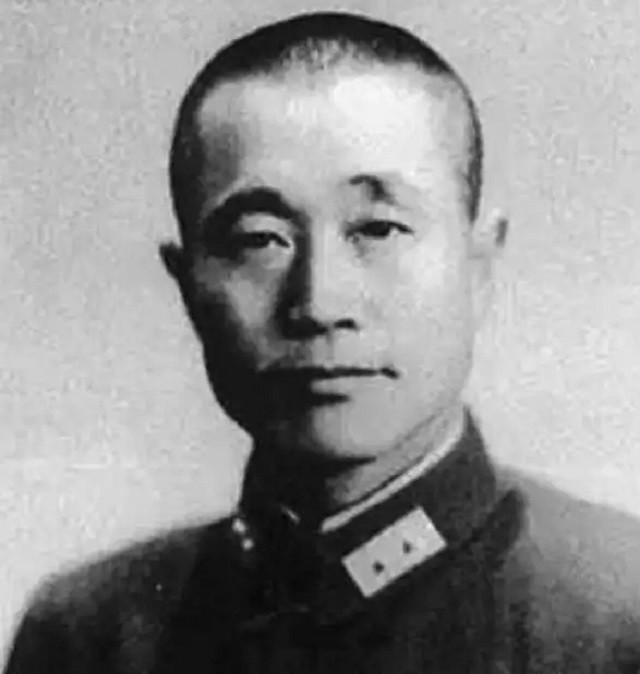 老蒋：你说郭汝瑰是地下党，证据呢？杜聿明：他家沙发有补丁