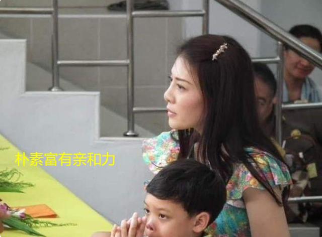 西拉米素颜五官清秀，披肩散发搭配碎花裙，少女感十足富有亲和力