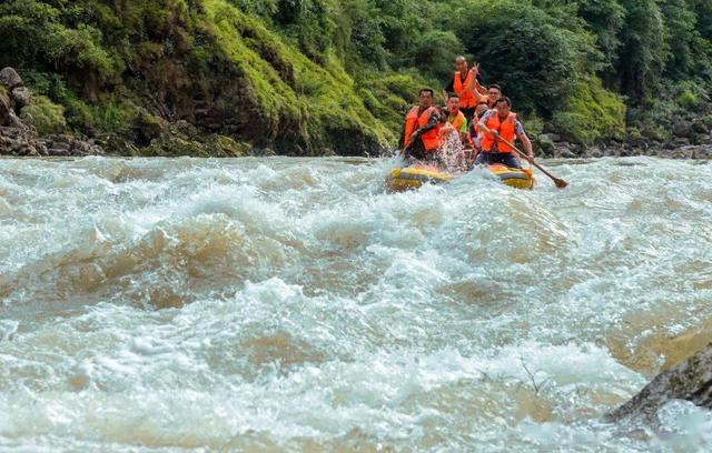 盛夏嘉年华中激动人心的马岭河大峡谷漂流季节即将到来.