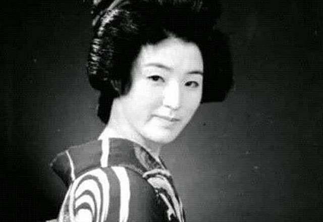 日本女战俘嫁抗日老兵，隐居四川33年后父亲寻来：她放弃百亿家产