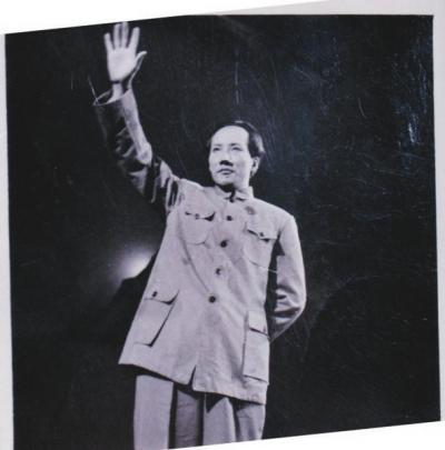 舞台上第一次上演毛主席时，毛主席还健在，看完后他提了1点建议