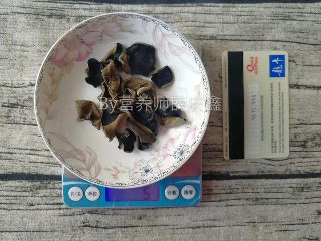 大妈吃浸泡2天的木耳后险丧命，米酵菌酸有多毒？木耳到底咋泡？