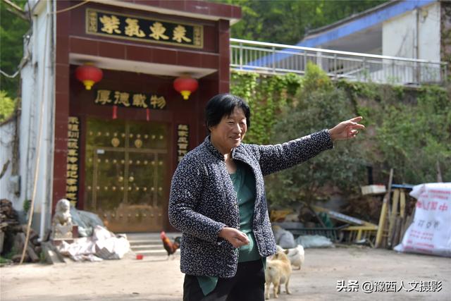 大妈用一辈子心血修筑深山花园，果树花草围绕，藤叶制成绝味美食