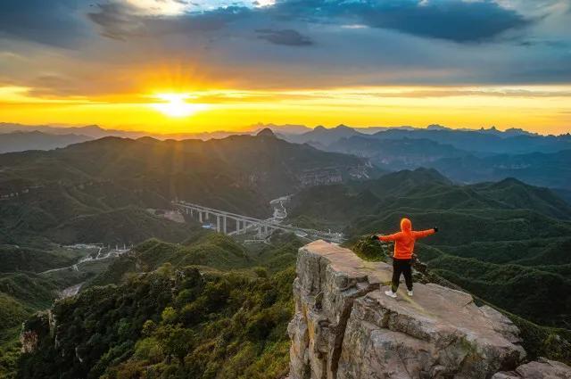 愿你我早日登上人生的顶峰 就是坚持也要爬到山顶 - 云知网