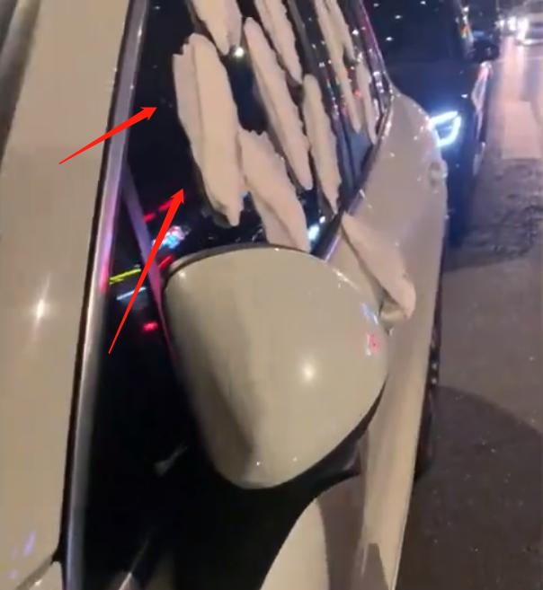 保时捷违停堵路5小时，打电话不接，车身被贴满女性用品