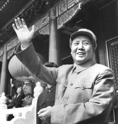 1949年开国大典，周恩来领着一个女孩，见到毛泽东就喊：大首长