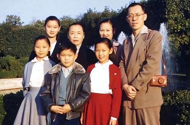 1988年，张幼仪去世，墓碑上刻了4个字，字字都是对徐志摩的讽刺