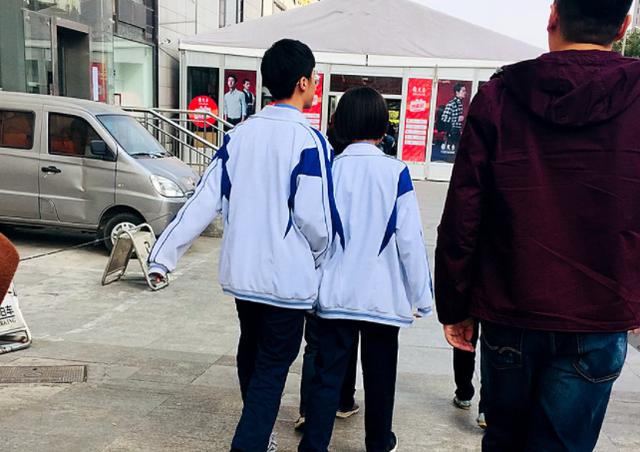 “14岁现象”愁坏家长，孩子叛逆的表象下，藏着什么秘密？