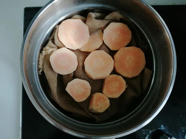 宝宝爱吃的辅食——红薯奶酪饼