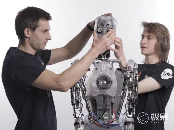 老外造人形机器人！表情生动堪比人类，微微一笑吓坏网友