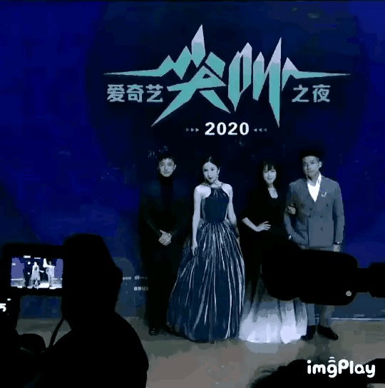 开年红毯大比拼！有人又肿又僵，有人妆容怪异，没想到是她赢了