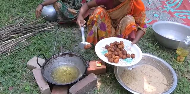 印度男人用香蕉，给孩子做个特殊的美食，妈妈的表情生无可恋