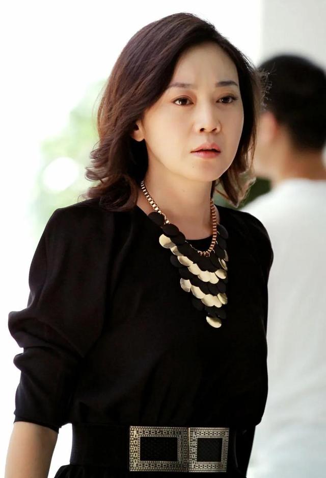 的中年司机杨树与女王气场少女情怀的女老板唐红和大龄剩女顾菁菁展开