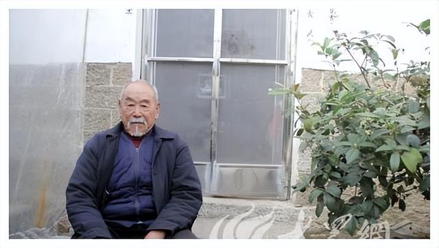 1941年，20岁抗日战士临时被葬山东农村，92岁老人已为其守墓74年