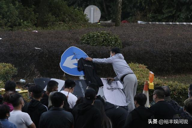 成奎安25岁的孙子死于车祸，50多名亲友为国捐躯。现场摆满了供品，道士出现了。
(图6)
