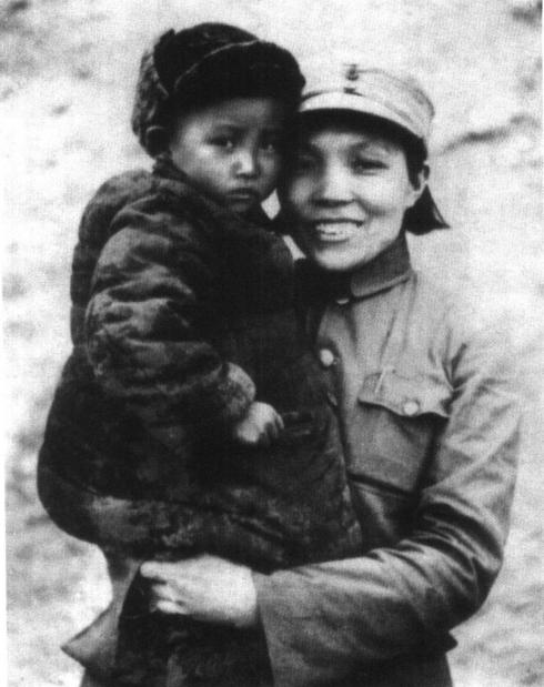 64年李敏去参观博物馆，讲解员小声说：那个女孩长得很像毛主席