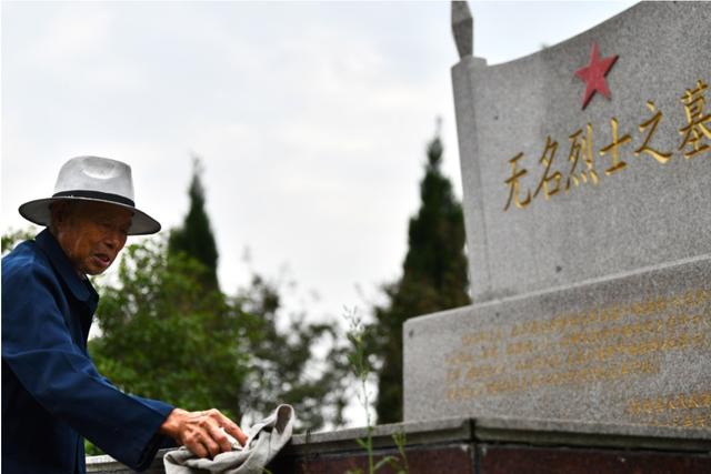 2007年江西老兵给战友扫墓，意外发现自己的墓碑，领导高度重视