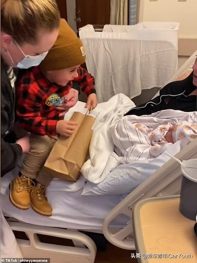 TikTok感人时刻：蹒跚学步的男孩第一次看到自己刚出生的弟弟